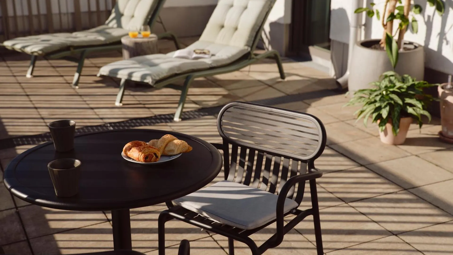 Schwan Locke Hotel Munich