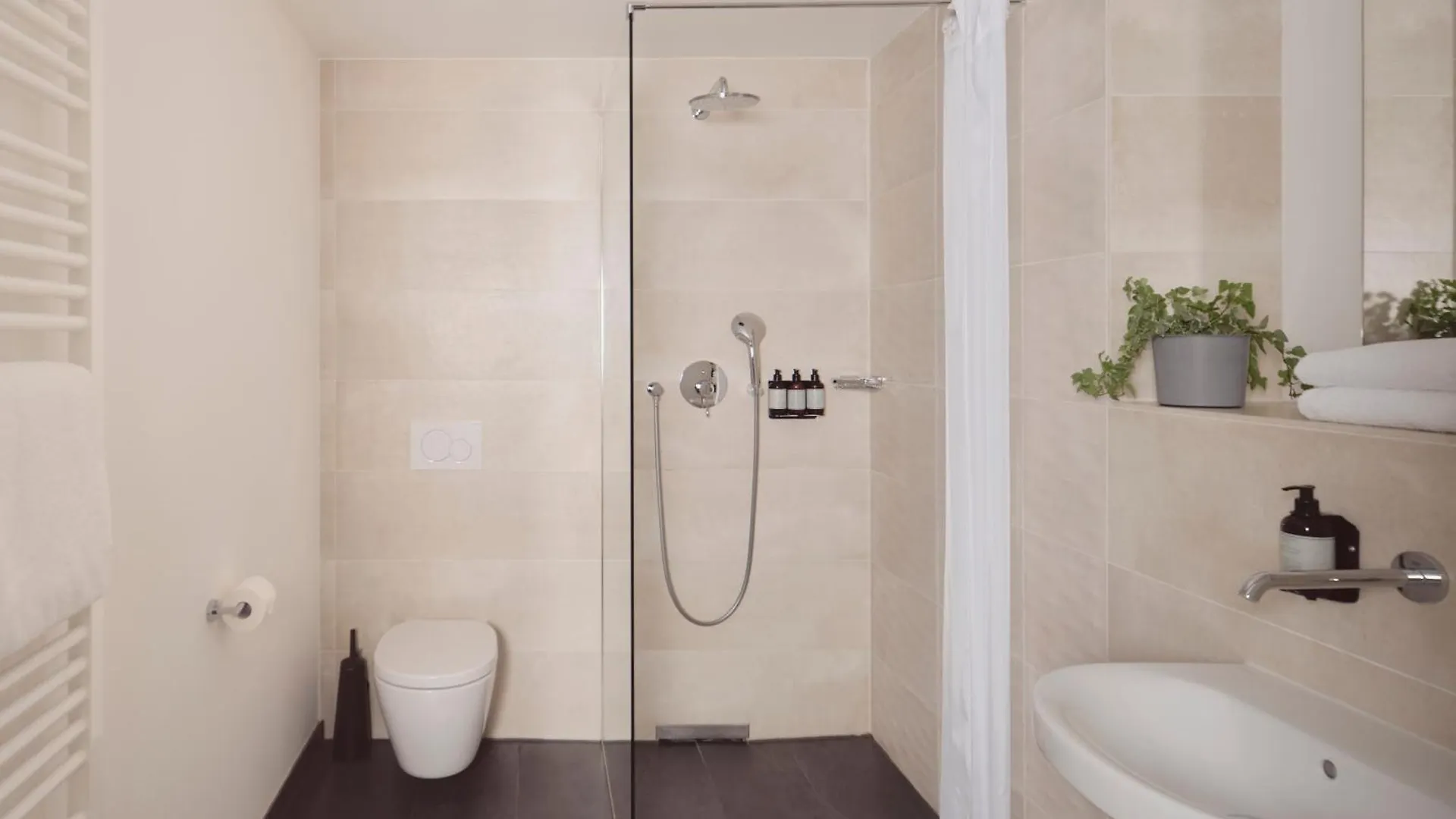 Schwan Locke Hotel Munich